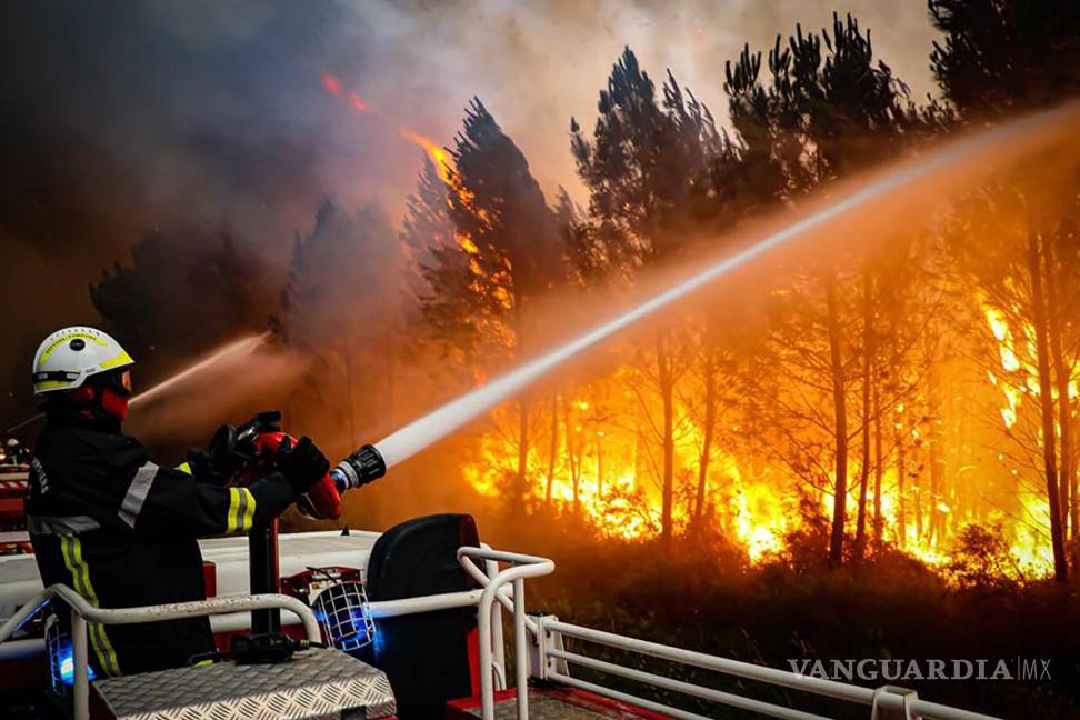 $!Esta foto proporcionada por el cuerpo de bomberos de la región de Gironda (SDIS 33) bomberos combaten un incendio forestal cerca de Landiras, Francia.