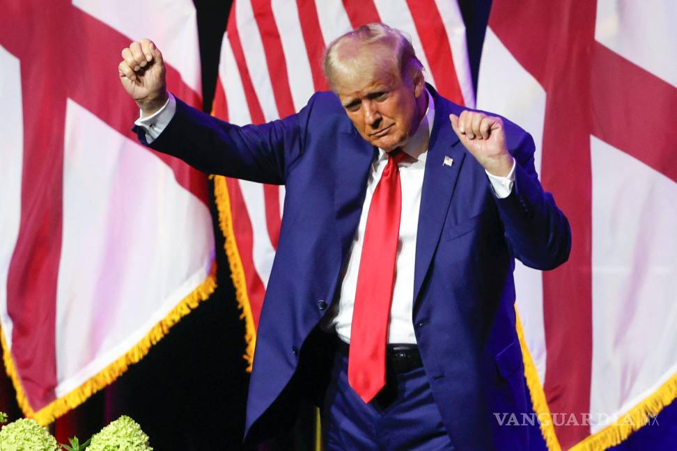 $!Donald Trump baila en el escenario después de hablar en un evento de recaudación de fondos para el Partido Republicano de Alabama en Montgomery.