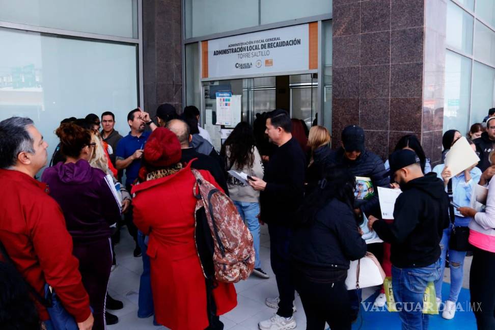 $!Ciudadanos acuden a regularizar licencias y control vehicular.