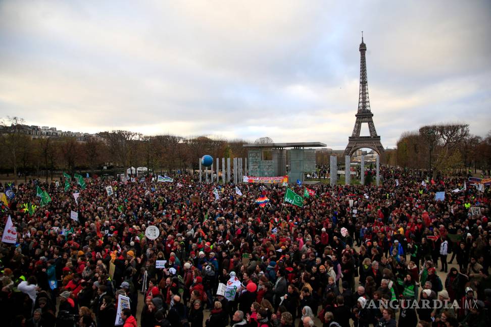 ONG muestran en la calle de París su desacuerdo con el acuerdo de la COP21