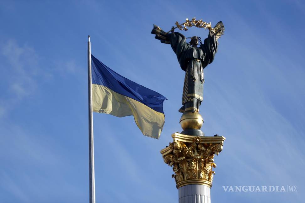 $!La bandera ucraniana ondea junto al monumento a la independencia en la plaza del mismo nombre de Kiev, dos días después de haber sido invadido el país.