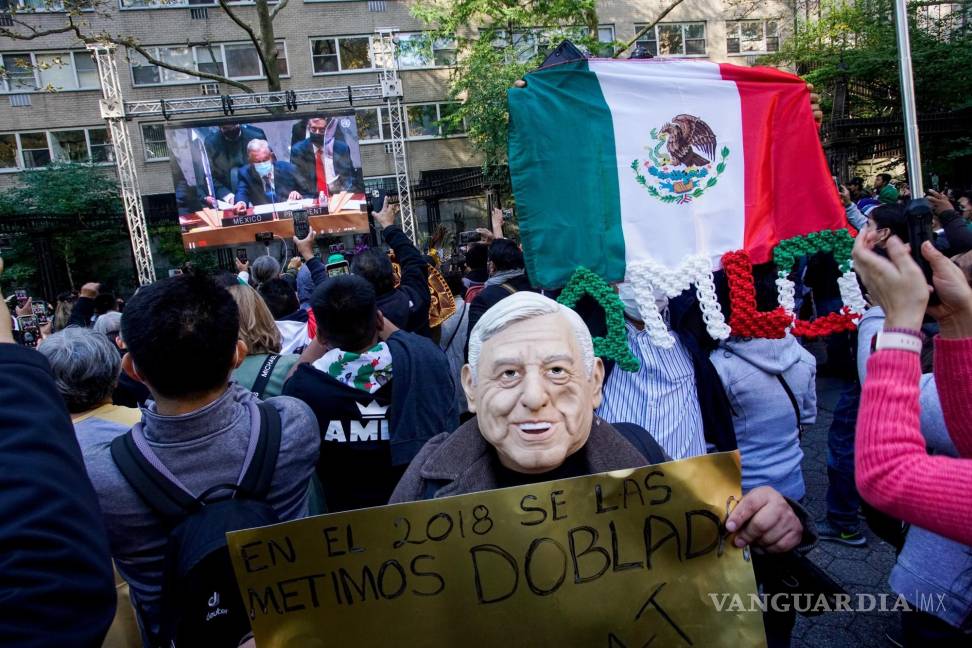 $!Los partidarios del presidente mexicano Andrés Manuel López Obrador lo escuchan mientras se dirige a los delegados mientras México asume la presidencia del Consejo de Seguridad de la ONU en Nueva York, EU. AP/Eduardo Munoz Alvarez