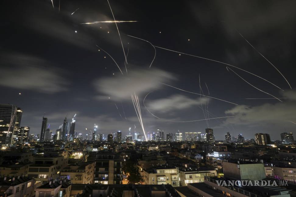 $!El sistema de defensa aérea israelí Cúpula de Hierro dispara para interceptar misiles durante un ataque iraní sobre Tel Aviv, Israel.