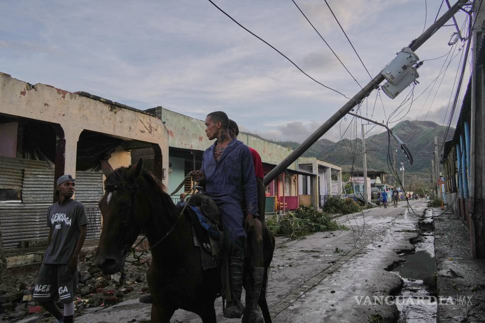 $!Hombres cabalgan tras el paso del huracán Melissa en El Cobre, Cuba.