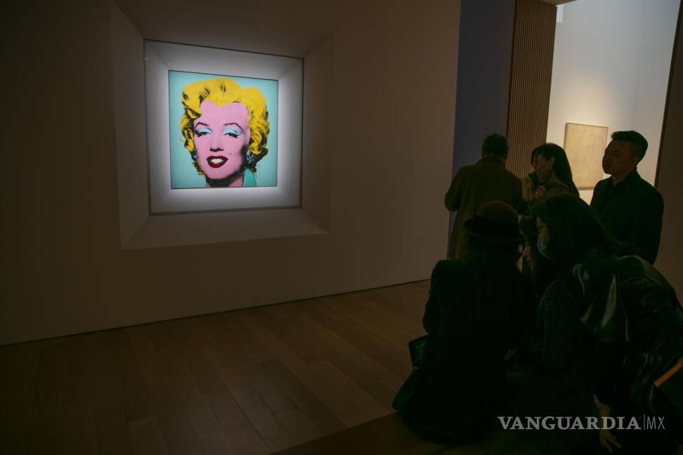 $!La pintura de 1964 Shot Sage Blue Marilyn de Andy Warhol es visible en la sala de exposición de Christie’s en la ciudad de Nueva York.
