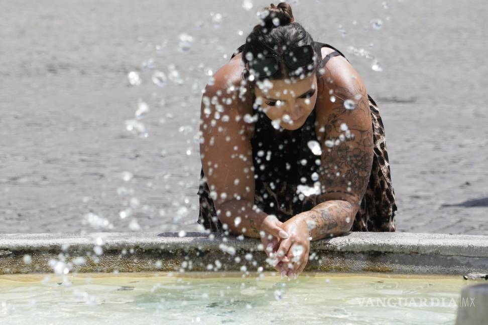 $!Una mujer se refresca de las altas temperaturas en una fuente en Roma, el 18 de julio de 2023.