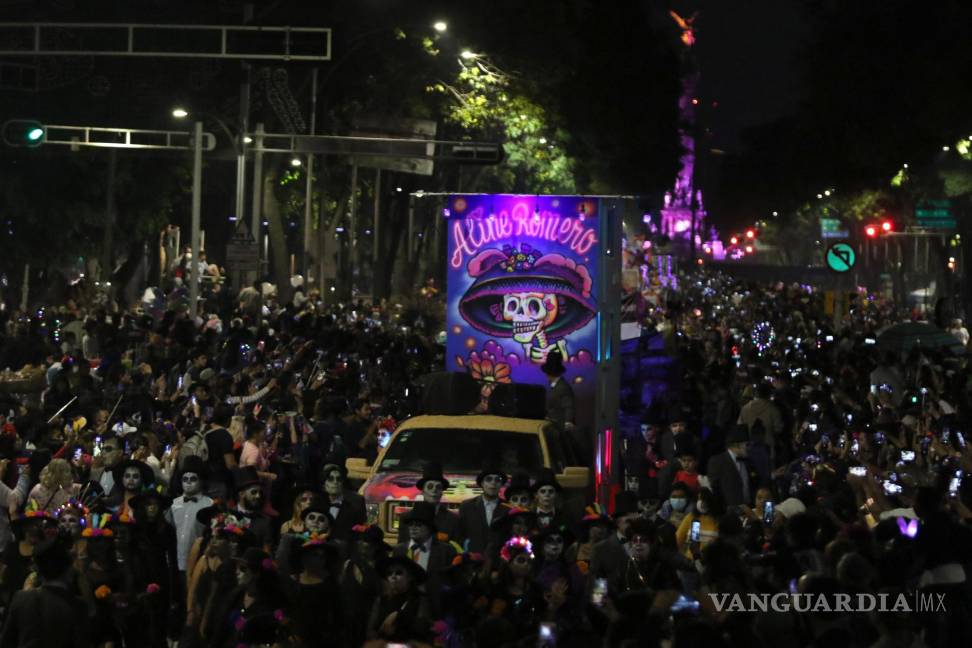 $!Aspectos de la procesión de catrinas del Ángel de la Independencia al Zócalo capitalino.