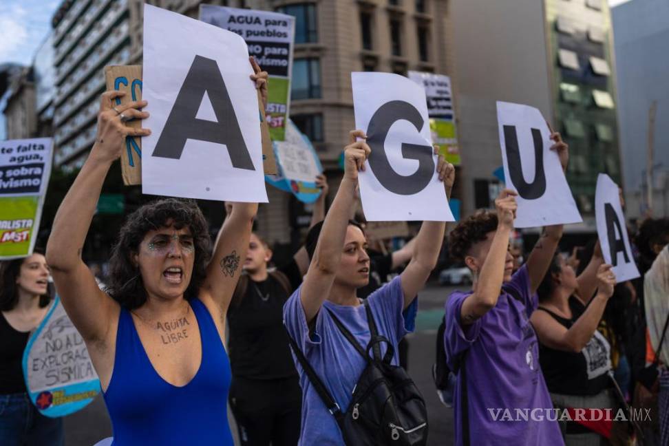 $!Activistas sostienen un cartel que dice agua durante una protesta en el Día Mundial del Agua en Buenos Aires, Argentina, el 22 de marzo de 2023.