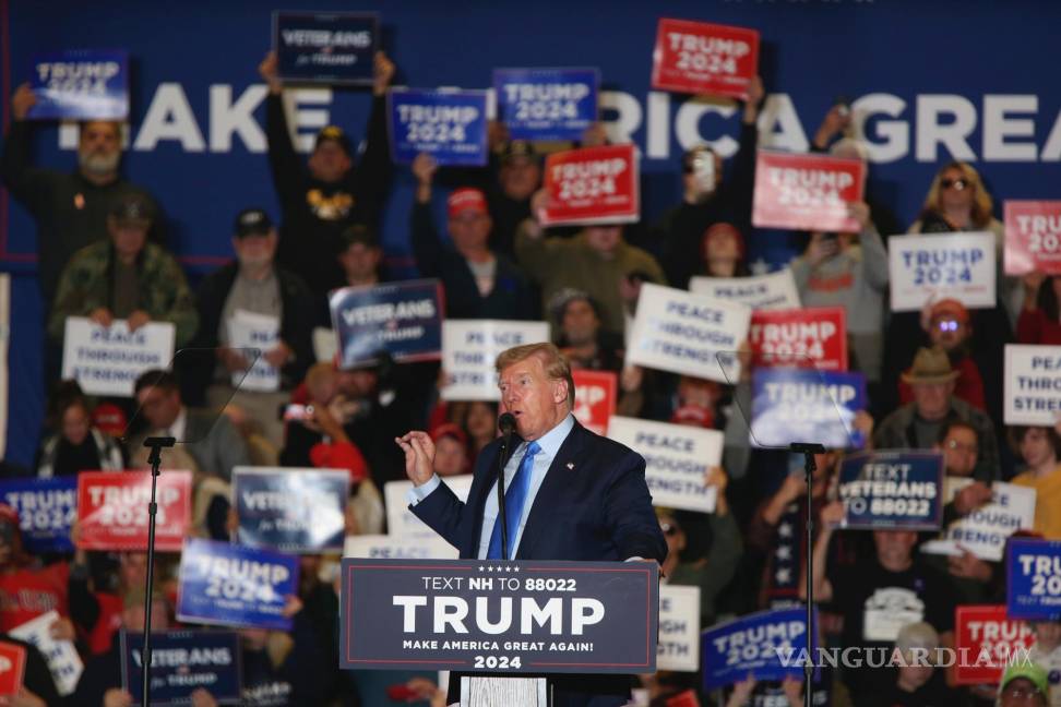 $!El expresidente Donald Trump habla en un mitin de campaña el sábado 11 de noviembre de 2023 en Claremont, Nueva Hampshire.