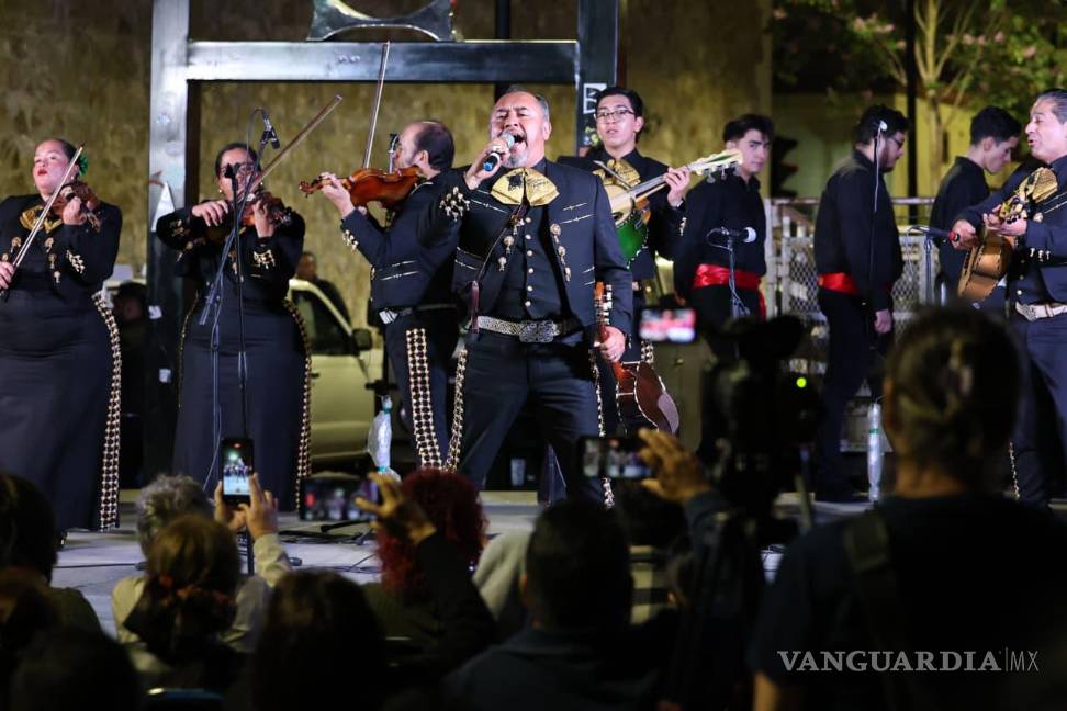 $!La segunda parte del concierto estuvo dedicada a piezas emblemáticas del mariachi, con la participación del Mariachi Sol de América, llevando alegría y tradición a los asistentes.
