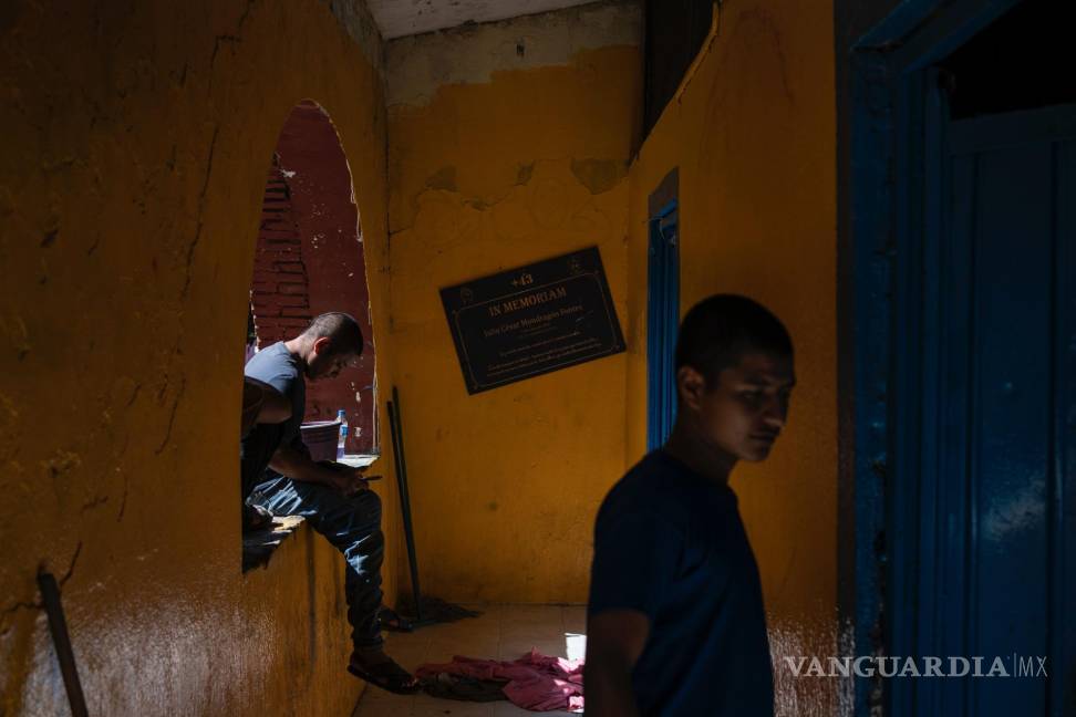 $!Un estudiante de primer año de la escuela Normal Rural Raúl Isidro Burgos y un cartel hace referencia al nombre de uno de los 43 estudiantes desaparecidos.