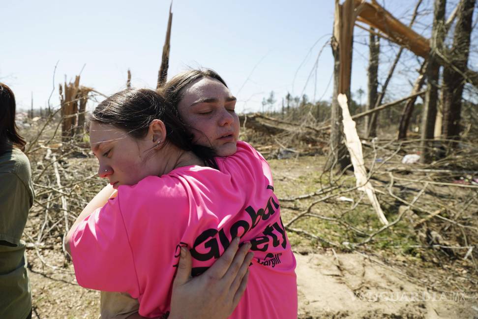$!Hailey Hart, de 21 años (d) abraza a un amigo, Sage Falgoust, de 16 años, después de recordar cómo ella, su prometido y sus perros resistieron el tornado en Tylertown, Mississippi.