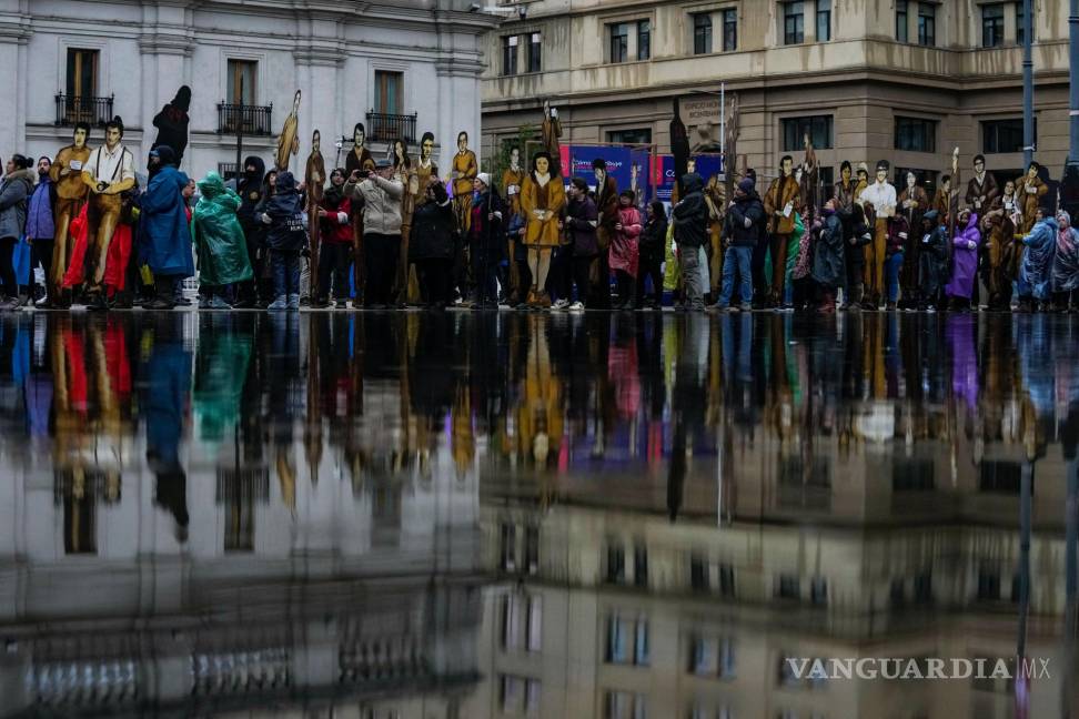 $!Personas muestran imágenes de sus familiares en una marcha para recordar la llamada Operación Colombo en Santiago, Chile, el 22 de julio de 2023.