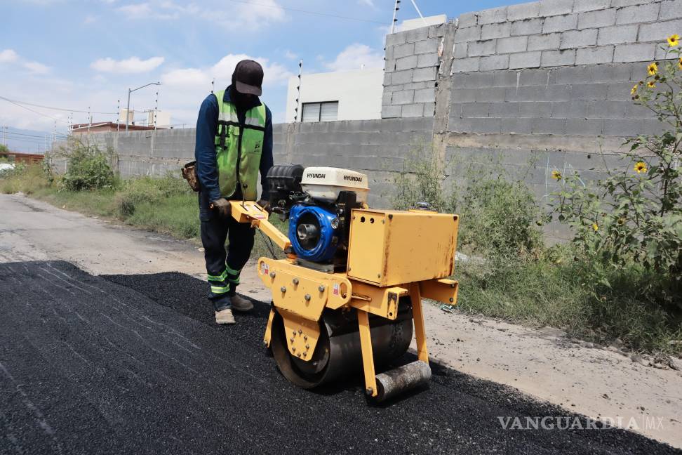 $!El Gobierno Municipal de Saltillo, con apoyo del Gobierno de Coahuila, intensifica acciones de reparación de calles en colonias y barrios de la ciudad.