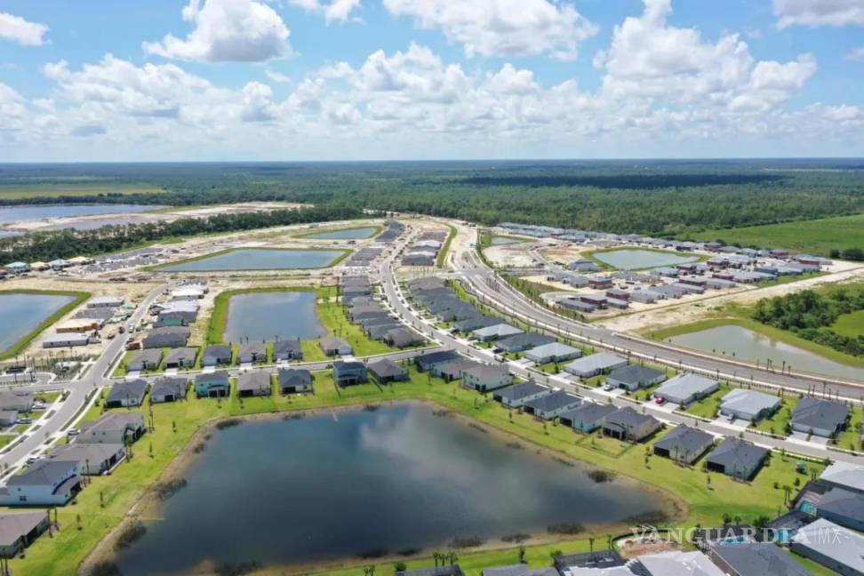 $!Vista aérea de la organización de las casas construidas en Babcock Ranch entorno a unos lagos capaz de suportar el impacto de los fenómenos naturales.