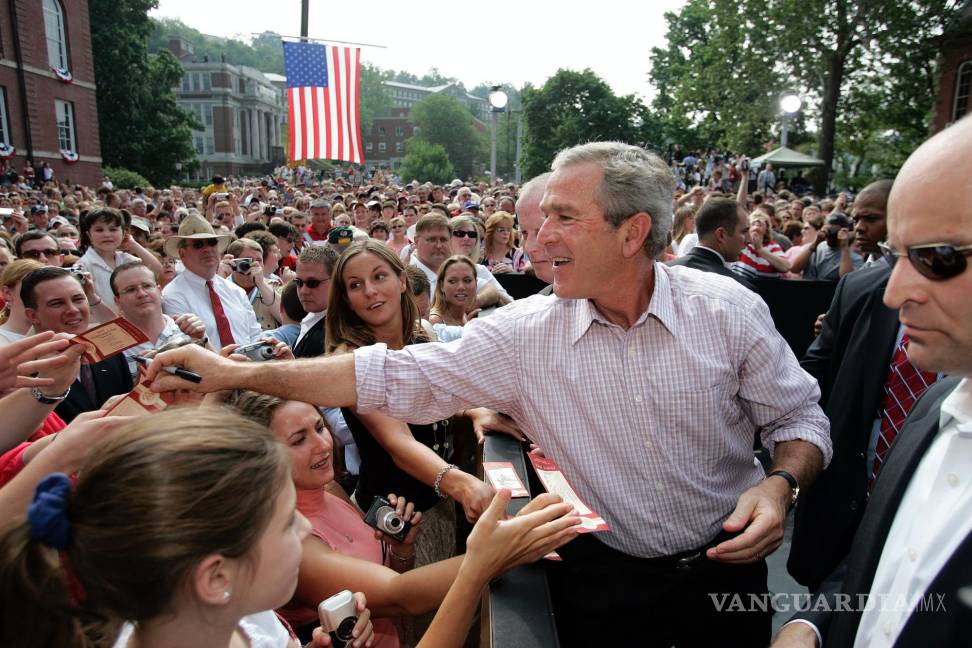 $!El presidente George W. Bush saluda a las personas en el Día de la Independencia en la Universidad de West Virginia en Morgantown el 4 de julio de 2005.