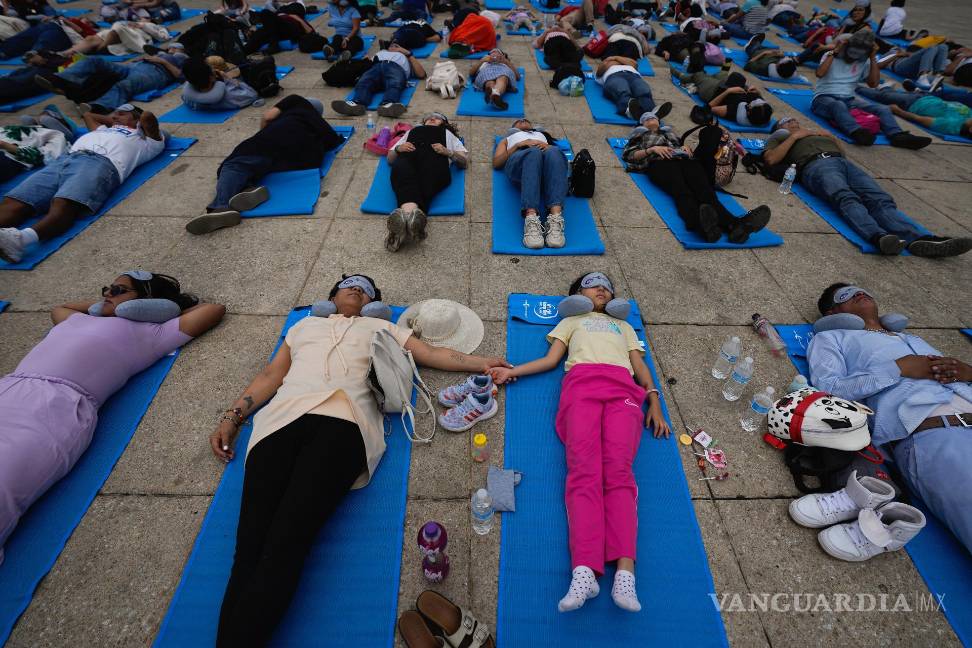 Así conmemoran en CDMX el Día Mundial del Sueño, cientos de personas se toman una “siesta masiva” (Fotos)