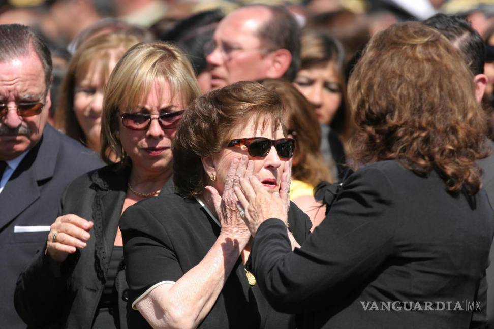 $!Lucía Hiriart de Pinochet, al centro, y su hija Lucía a su llegada a una misa durante el funeral de su esposo, el exdictador Augusto Pinochet. AP/Jorge Sáenz
