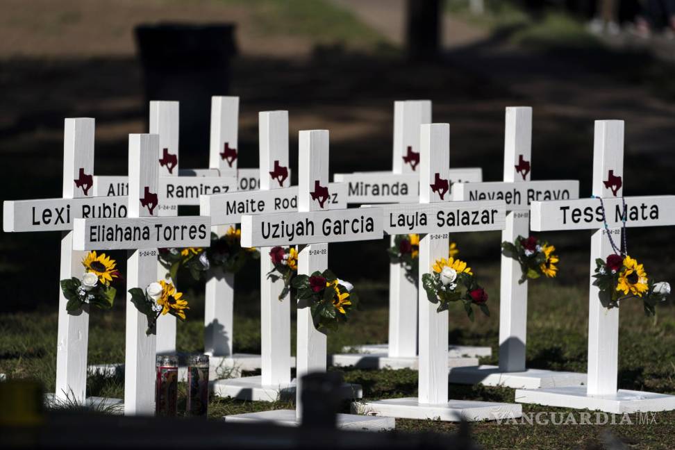 $!Cruces con los nombres de las víctimas del tiroteo del martes se colocan fuera de la Escuela Primaria Robb en Uvalde, Texas.