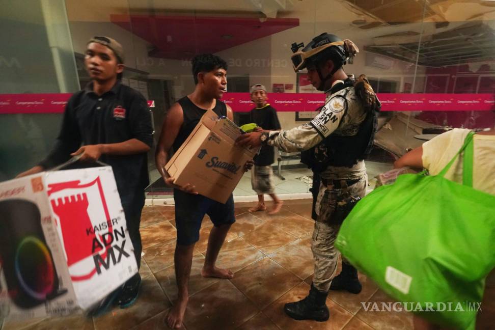 $!Un soldado de la Guardia Nacional mexicana intenta detener los saqueos en un centro comercial después de que el huracán Otis arrasara Acapulco, Guerrero.