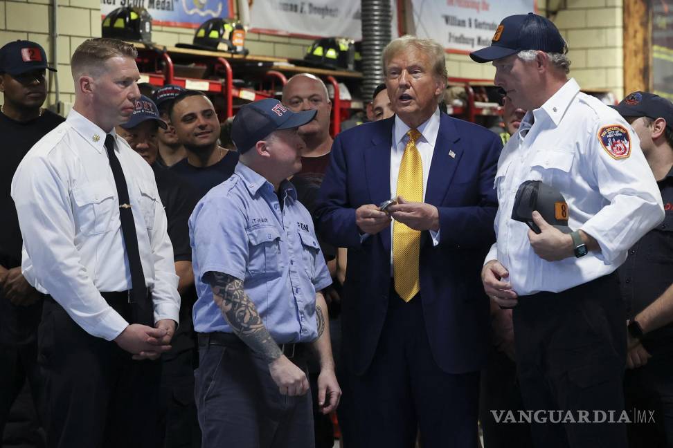 $!Aprovechando su estancia en la ciudad de Nueva York, el expresidente Donald Trump se reunió con los bomberos locales, a quienes les llevó pizza.