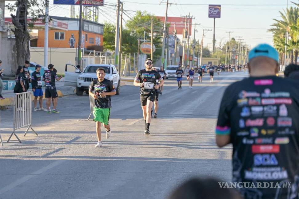 $!El recorrido incluyó sitios emblemáticos como el Museo Coahuila y Texas, la Alameda Juárez y el Monumento a Harold R. Pape, proyectando a Monclova como ciudad deportiva y cultural.