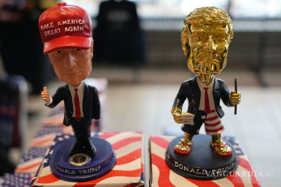 $!Los muñecos del expresidente Donald Trump, candidato presidencial republicano, están a la venta en la convención republicana de Carolina del Norte en Greensboro.