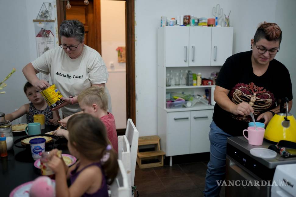 $!Las ciudadanas rusas Anna Domini, a la izquierda, y su esposa Anastasia, preparan el desayuno para sus hijos en su casa de Buenos Aires, Argentina.