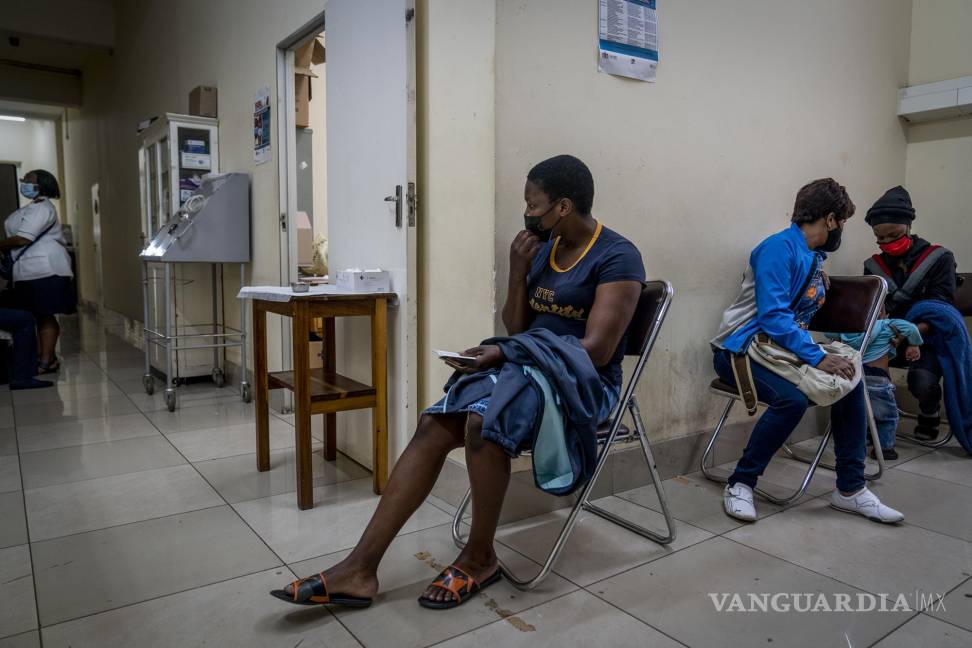 $!Unas personas esperan para vacunarse contra el COVID-19 en la clínica Hillbrow de Johannesburgo, Sudáfrica. AP/Shiraaz Mohamed