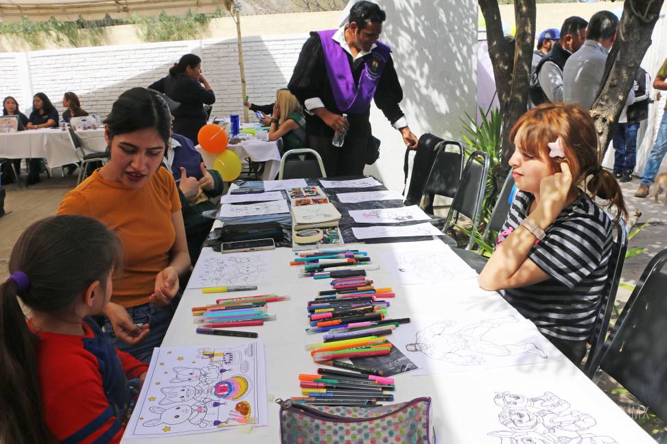 $!Personal del DIF Saltillo llevó a cabo actividades recreativas para niños y presentaciones artísticas.