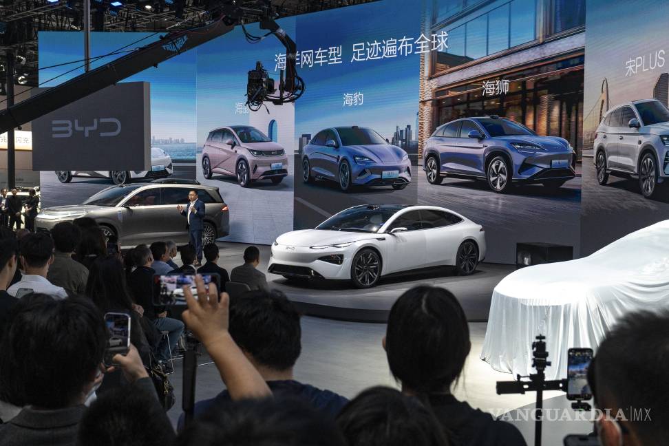 $!Los coches eléctricos son muy parecidos a los celulares o las computadoras portátiles: cuanto más se fabrican, más barato resulta fabricar aún más.