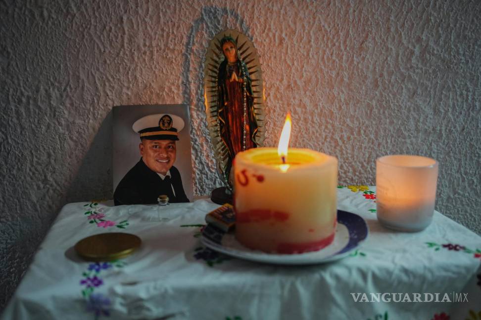 $!Una foto de Arturo Zacarías Meza, tripulante del buque mercante Galaxy Leader, colocada junto a una vela y una imagen de la Virgen de Guadalupe en su casa.