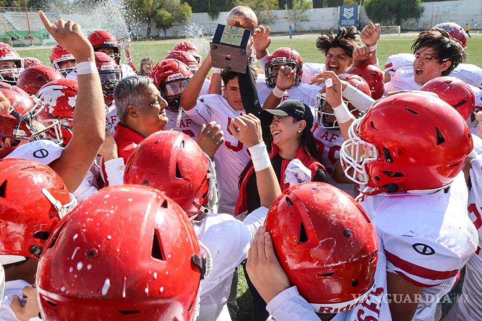 $!Ateneo Blanco levantó el trofeo del Grupo B tras imponerse 42-6 a los Búhos de la Preparatoria Mariano Narváez González.