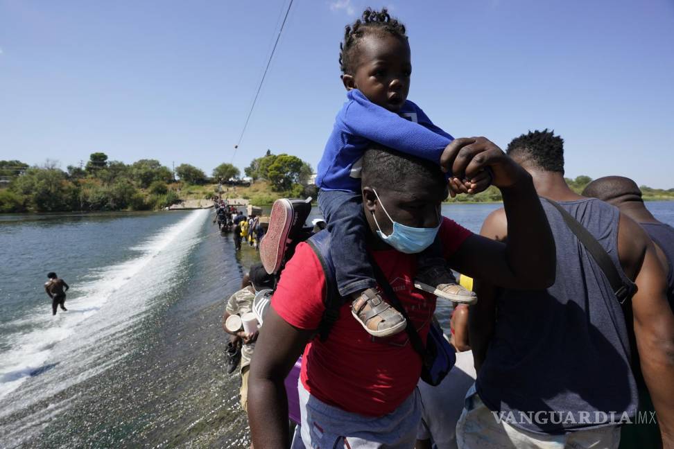 $!Los migrantes haitianos usan una presa para cruzar el río Bravo hacia y desde los Estados Unidos desde México en Del Rio, Texas. AP/Eric Gay