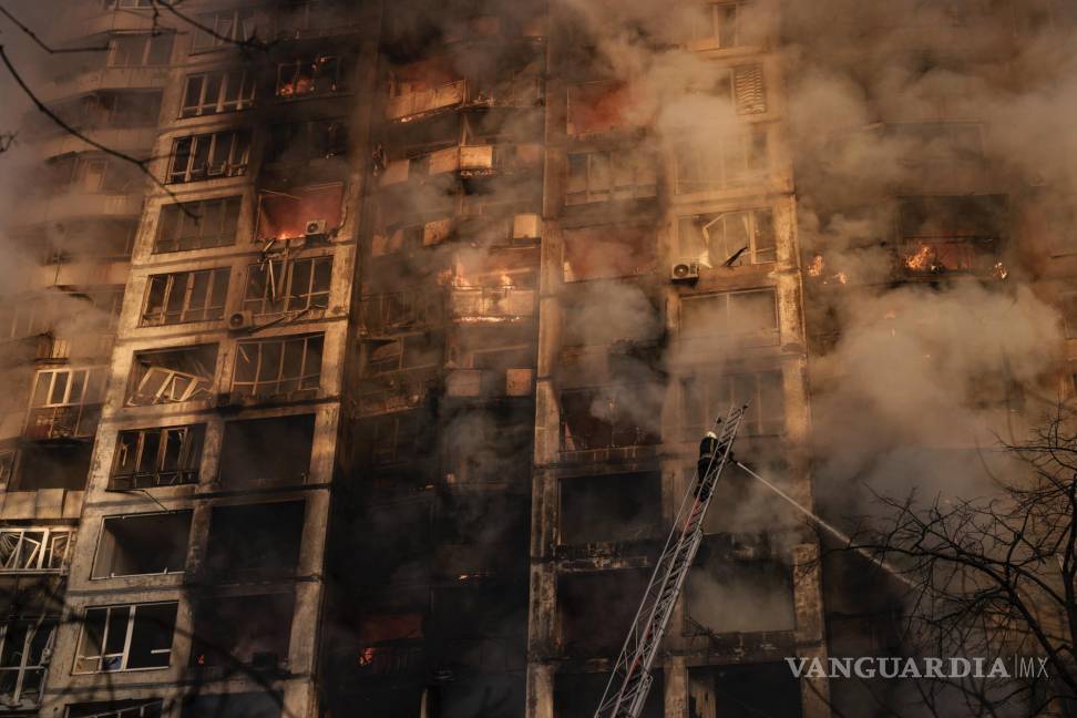 $!Bomberos ucranianos trabajan en un edificio de apartamentos bombardeado en Kiev, Ucrania, el 15 de marzo de 2022.
