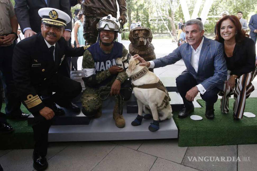 $!Frida, la perrita rescatista, ya tiene su estatua en Puebla