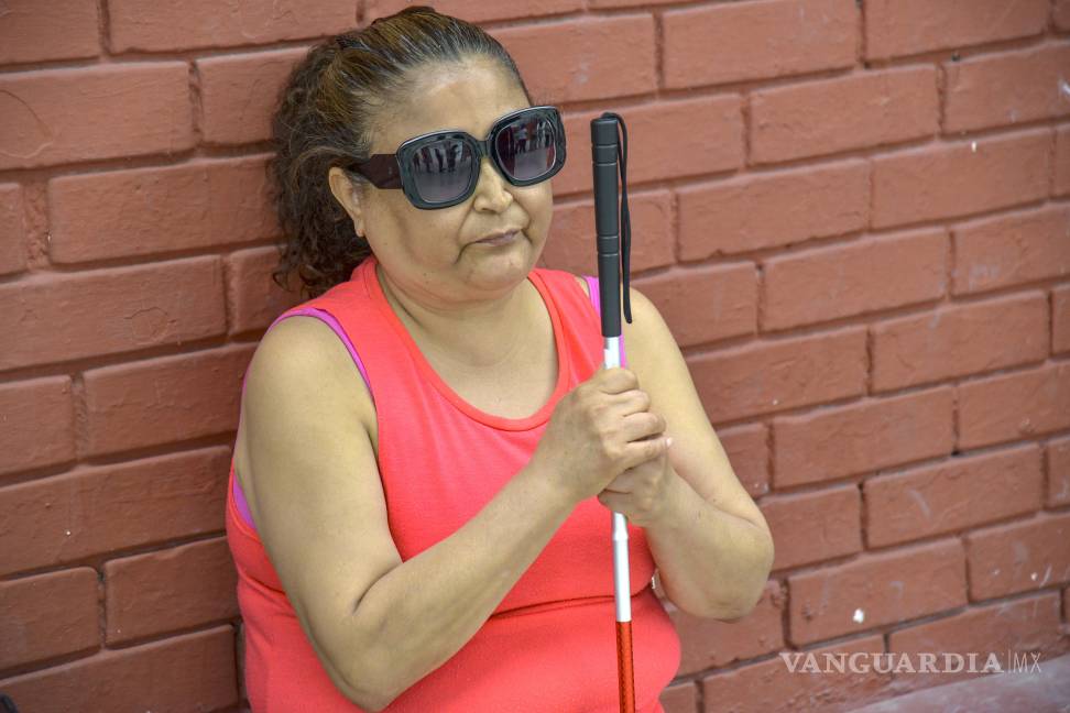 $!Doña Laura Leticia Martínez, apoyada por su hija, se dio a la tarea de conocer a los candidatos por medio de videos de YouTube que escuchaba.