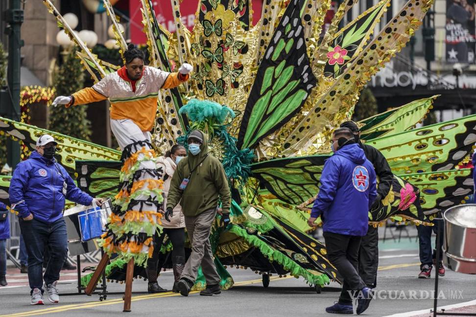 $!Los juerguistas del carnaval actúan durante una pregrabación del Desfile del Día de Acción de Gracias de Macy’s en Nueva York. AP/Mary Altaffer