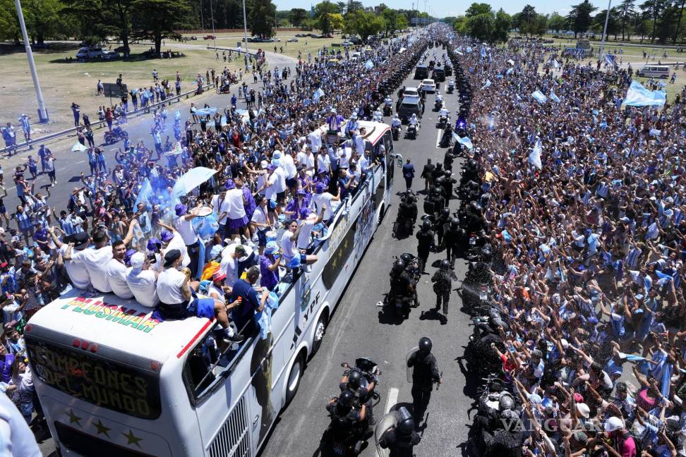$!El capitán Lionel Messi mira hacia arriba durante el desfile de bienvenida de la selección argentina de fútbol que ganó la Copa del Mundo en Buenos Aires.