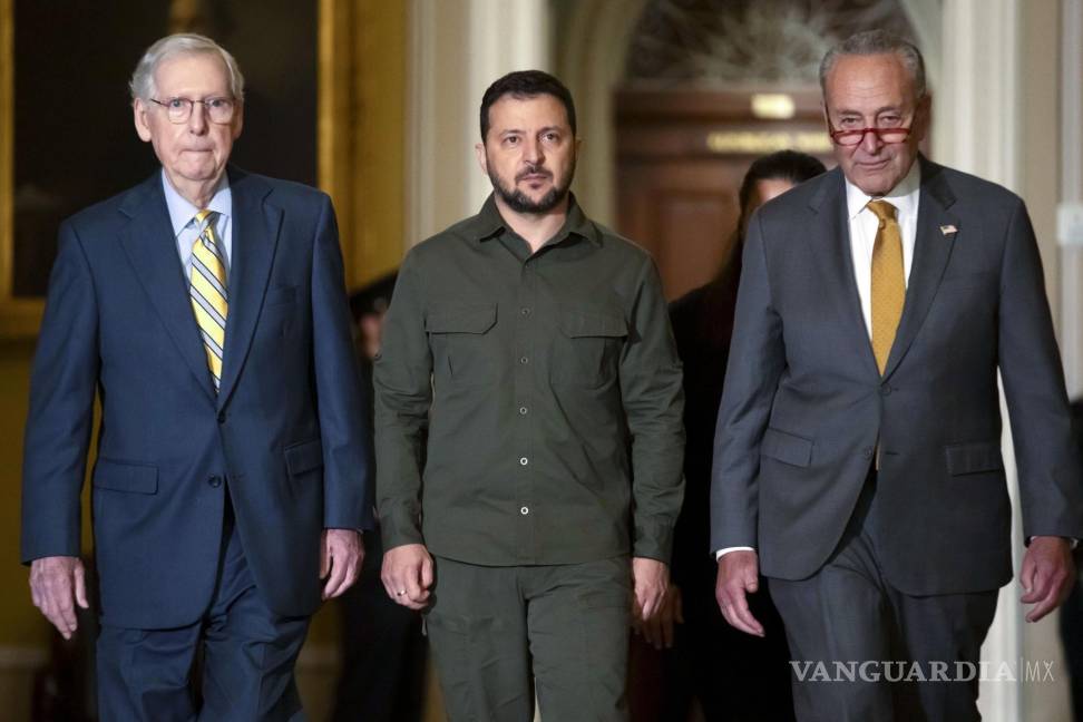 $!Imagen de septiembre de este año de una visita del presidente Volodimir Zelenskyy al Capitolio. Aparece con los senadores Mitch McConnell y Chuck Schumer.