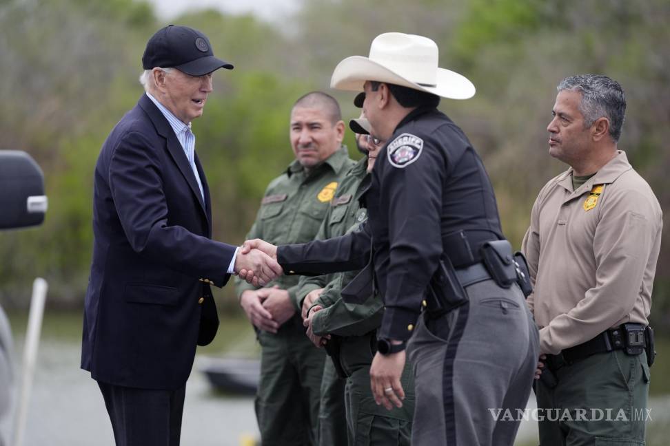 $!El presidente Joe Biden habla con agentes de la Patrulla Fronteriza mientras visita la frontera sur de Estados Unidos, el 29 de febrero de 2024, en Brownsville, Texas.