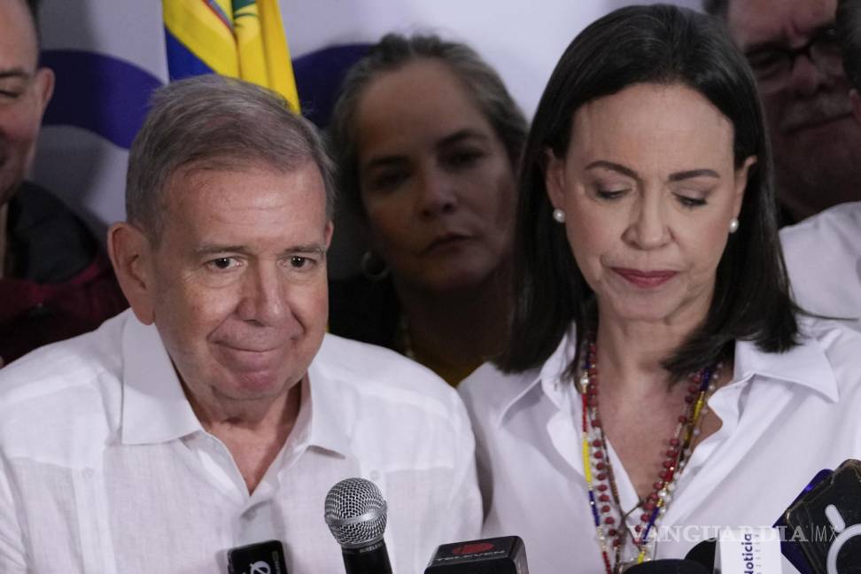 $!La líder opositora María Corina Machado, a la derecha, y el candidato presidencial Edmundo González ofrecen una conferencia de prensa en Caracas.