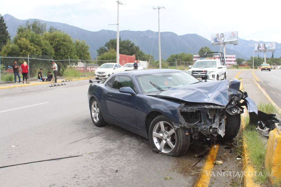 Caos vial por choque de Camaro en bulevar Emilio Arizpe de la Maza