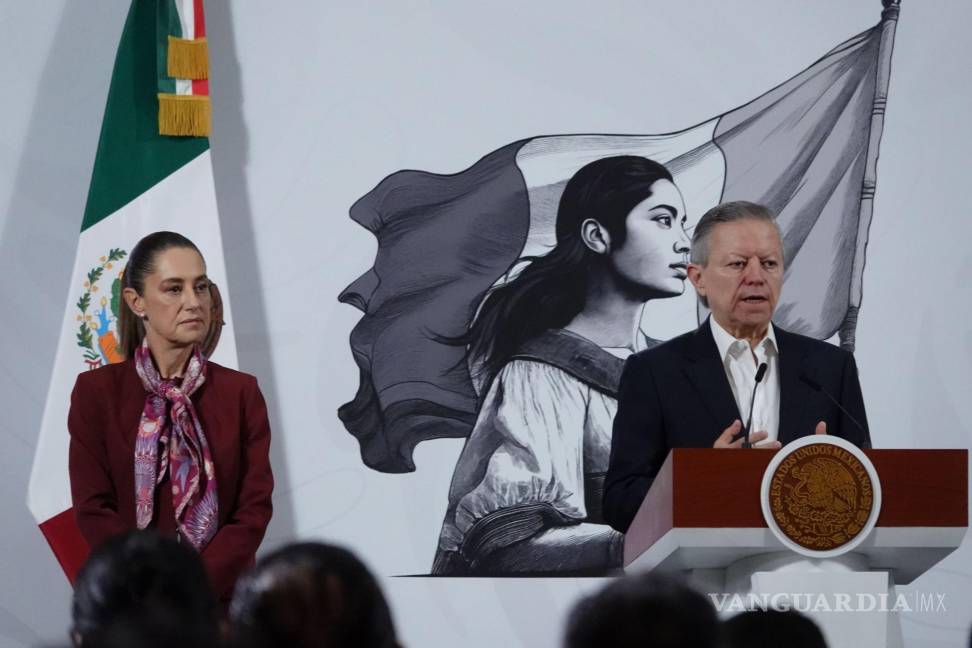 $!Arturo Zaldívar Lelo de Larrea, coordinador general de Políticas y Gobierno la Oficina de las Presidencia, explica los detalles referentes a la Ley de Amparo.