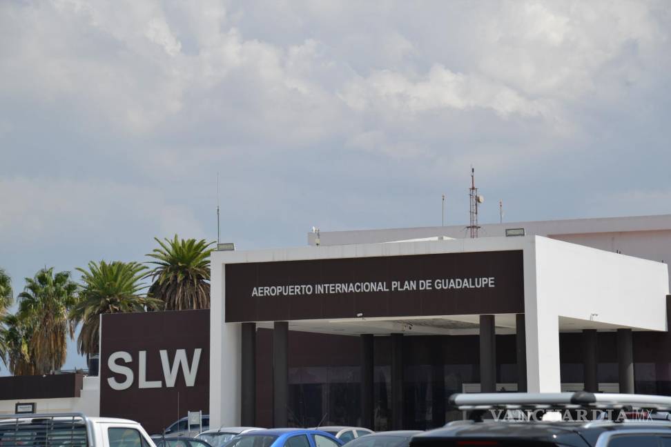 $!Clave “SLW” en la fachada del aeropuerto, utilizada para identificar el aeropuerto de Saltillo según el código de la IATA.