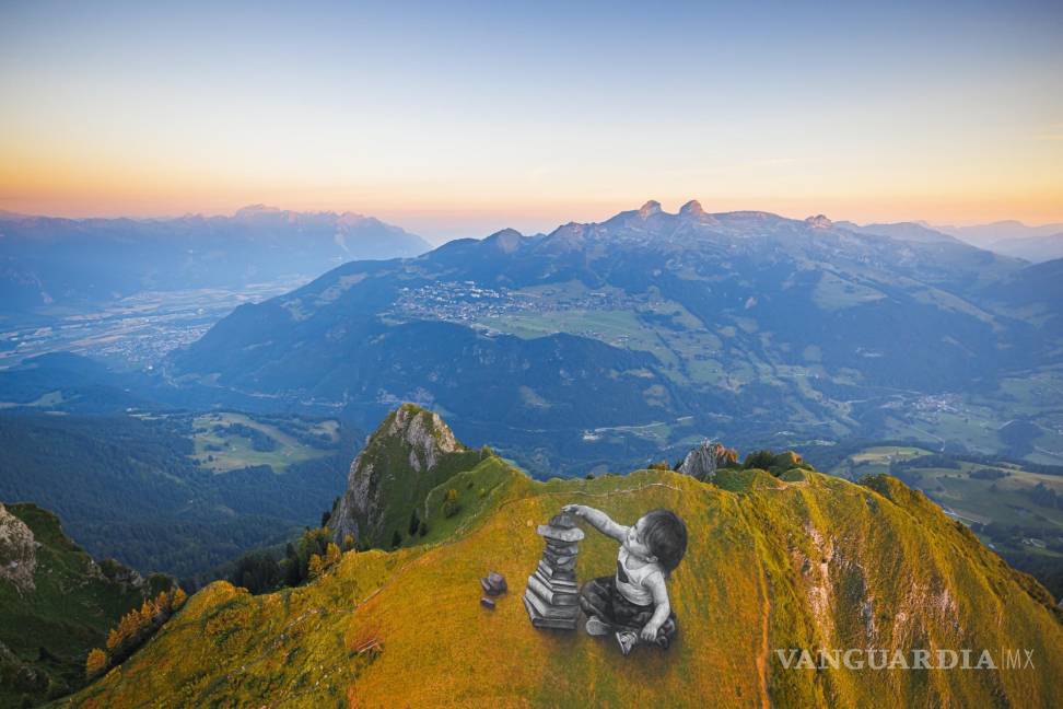 $!Una fotografía tomada con un dron muestra una pintura gigante de landart biodegradable titulada ‘Vers l’equilibre’ del artista franco-suizo Saype.