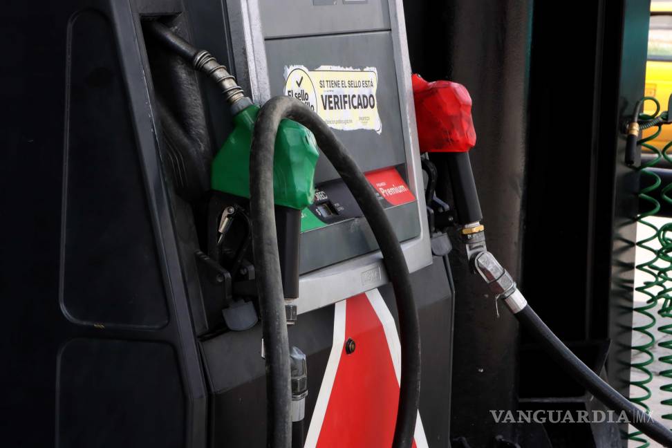 $!El Gobierno estatal y empresarios gasolineros atribuyeron la situación a un problema de distribución de Pemex.