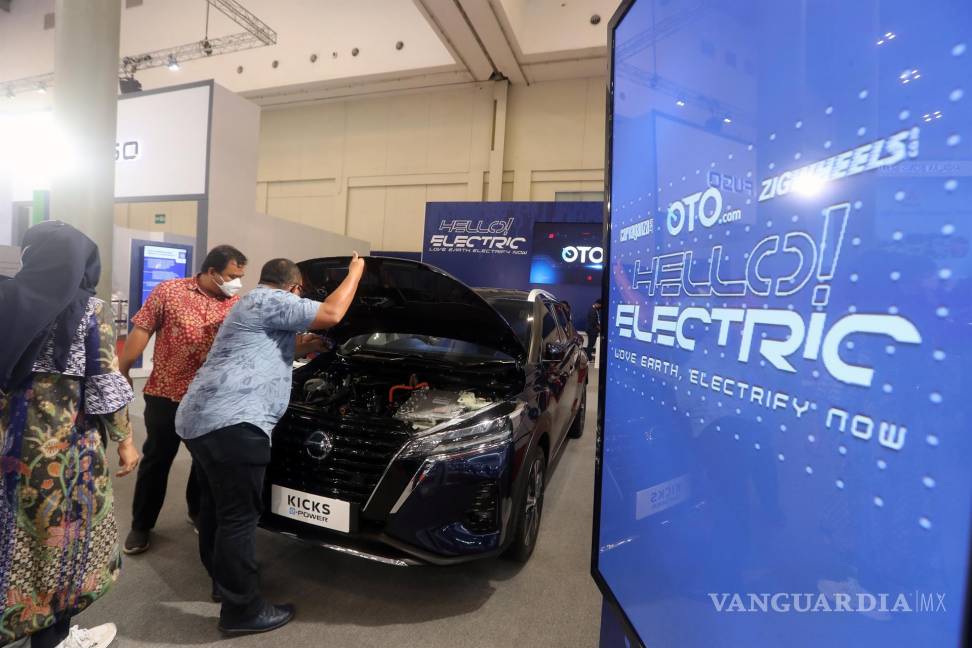 $!Los visitantes miran el compartimiento del motor de un automóvil eléctrico Nissan Kicks E-Power durante el Gaikindo Indonesia International Auto Show 2021 en Tanggerang, Banten, Indonesia. EFE/EPA/Bagus Indahono
