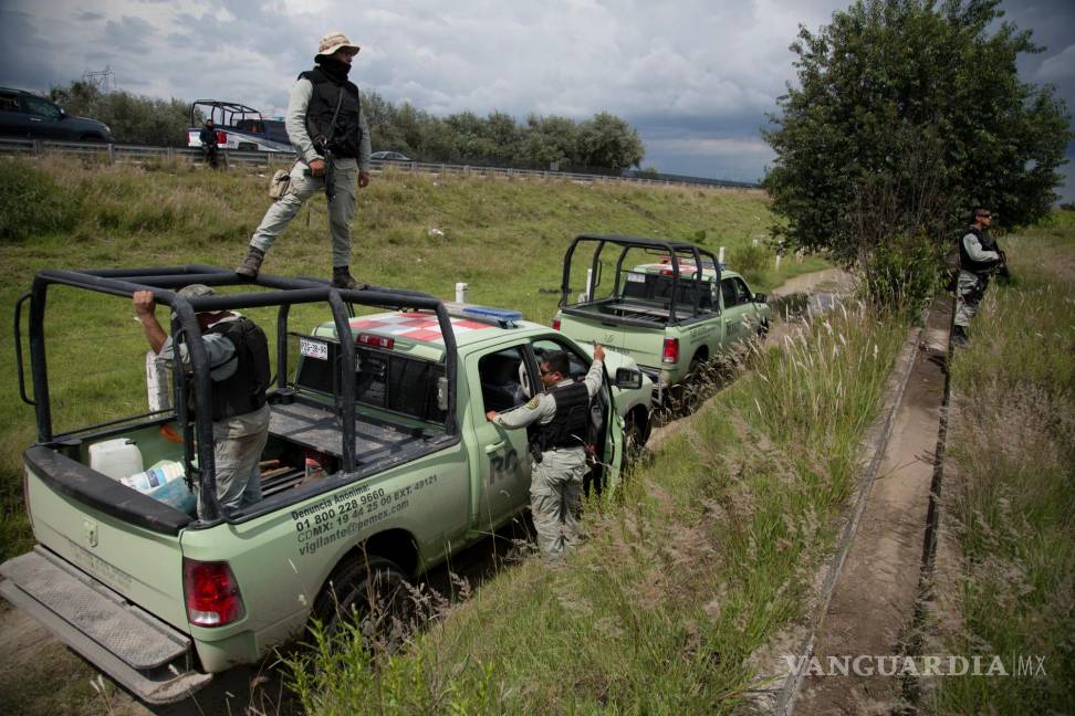 $!11/07/2017. Empleados de seguridad de Pemex inspeccionan una toma ilegal en un oleoducto estatal en el campo en San Bartolomé Hueyapán, Tepeaca.