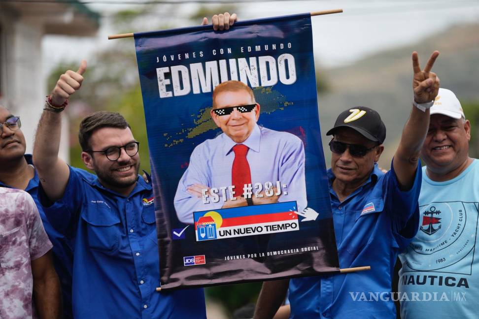 $!Seguidores del candidato presidencial de la oposición venezolana Edmundo González con un cartel de apoyo en el lanzamiento de la campaña política.